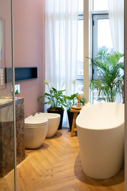 Un spa en casa. Las bañeras isla siempre suman un detalle de elegancia y sofisticación.