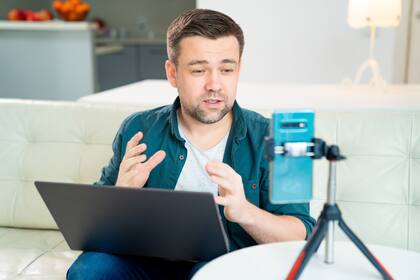 Un streamer demandó a YouTube España por desmonetizar sus videos, es decir, impedir que gane dinero por ellos; considera que debe entenderse la decisión como un despido