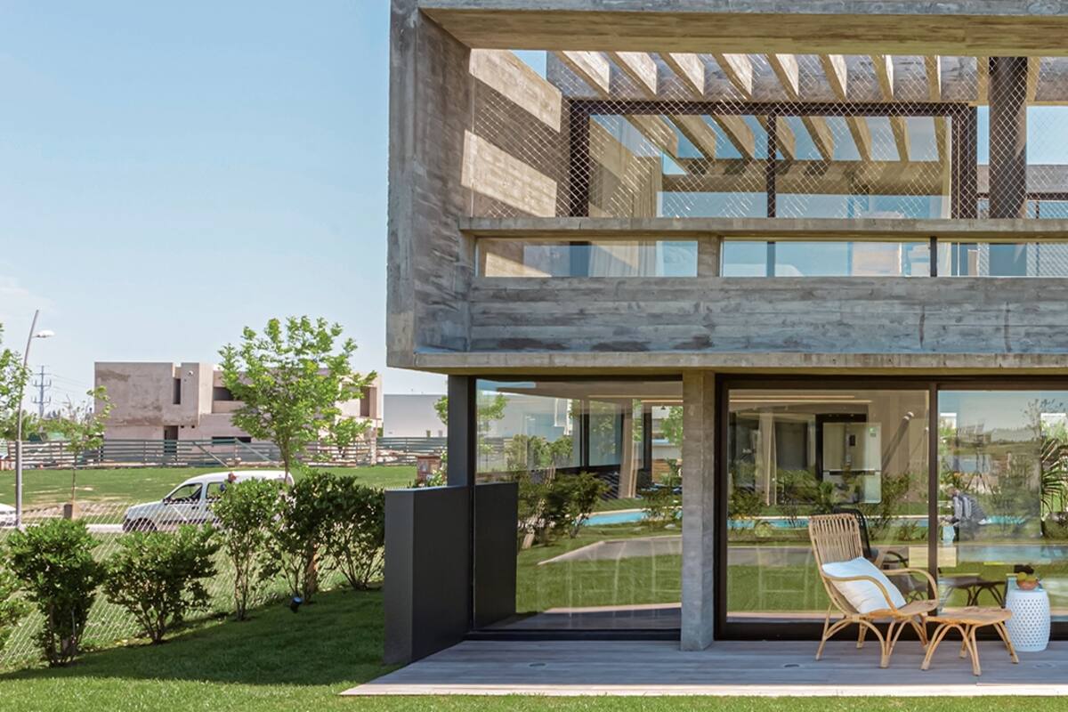 Un sueño de juventud cruzado con otro: el proyecto de la facultad y el hogar familiar se materializan en esta casa donde el diseño propone y dispone.