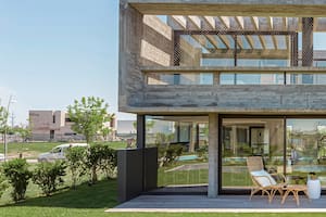 Un sueño de juventud cruzado con otro: el proyecto de la facultad y el hogar familiar se materializan en esta casa donde el diseño propone y dispone.