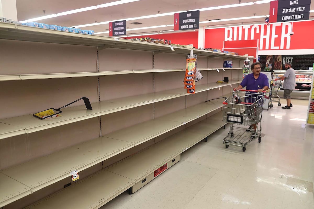 Un supermercado de Boynton Beach, ayer, con las góndolas vacías