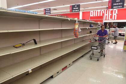 Un supermercado de Boynton Beach, ayer, con las góndolas vacías