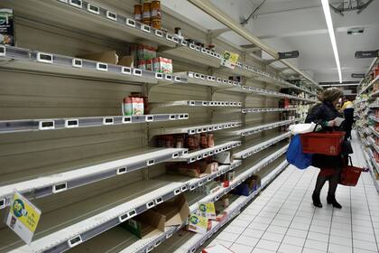 Un supermercado en París, con góndolas semi vacías