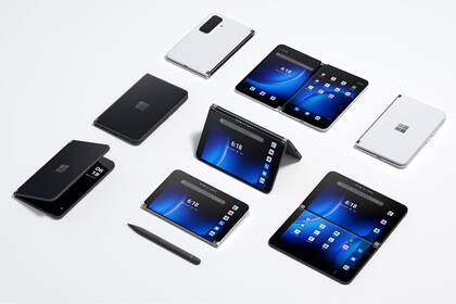 Un Surface Duo 2, el teléfono experimental de Microsoft, tiene una bisagra que permite ubicar las dos pantallas de múltiples maneras