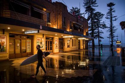Un surfista en Australia, en una calle desolada