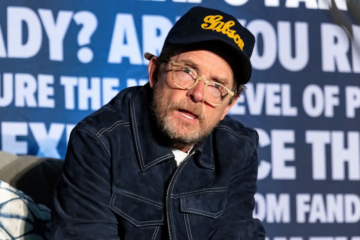 Un susto: Michael J. Fox se cayó en el escenario y preocupó a los fans, durante una convención dedicada a Volver al futuro