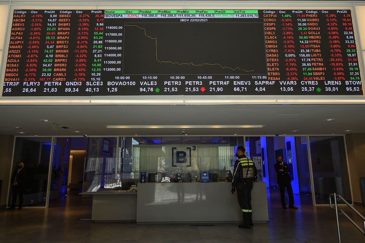 Un tablero electrónico muestra el gráfico de índice en la Bolsa de Valores de San Pablo.