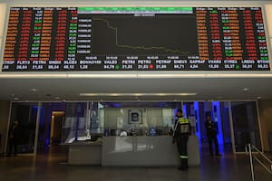 Un tablero electrónico muestra el gráfico de índice en la Bolsa de Valores de San Pablo.