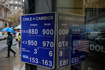 Un tablero muestra los tipos de cambio cruzados entre las monedas extranjeras y el peso chileno, en Santiago, Chile, el jueves 23 de junio de 2022. (AP Foto/Esteban Felix)