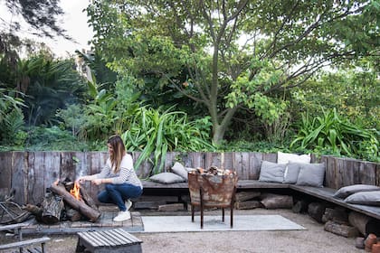 Un tablestacado de quebracho reciclado contiene este living exterior