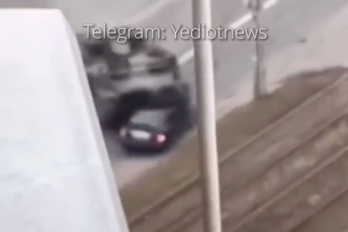 Un tanque atropella a un automovil en Ucrania