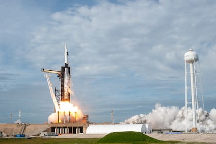 Un tanque de agua y las distintivas columnas de vapor en el despegue del cohete Falcon 9 durante las pruebas del sistema de cancelación de emergencia de la cápsula Crew Dragon en enero pasado