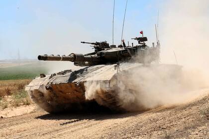 Un tanque de batalla del ejército israelí se mueve cerca de la frontera con la Franja de Gaza en un lugar del sur de Israel el 15 de mayo de 2024, en medio del conflicto en curso en el territorio palestino entre Israel y el movimiento Hamas