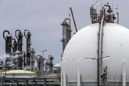 Un tanque de gas natural en una planta química en Oberhausen, Alemania, el miércoles 6 de abril de 2022. Alemania fue el mayor comprador de energía rusa durante los primeros dos meses desde el inicio de la guerra en Ucrania, indica un grupo investigador independiente el jueves 27 de abril.(AP Foto/Martin Meissner)