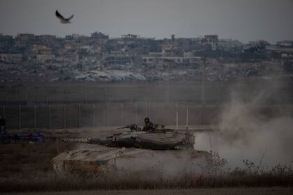 Un tanque de guerra israelí avanza cerca de la frontera entre Israeli y Gaza, visto desde el sur de Israel, el miércoles 21 de agosto de 2024. (AP Foto/Leo Correa)