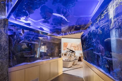 Un tanque de tiburones atraviesa techo y paredes en el comedor de esta mansión de 59 millones