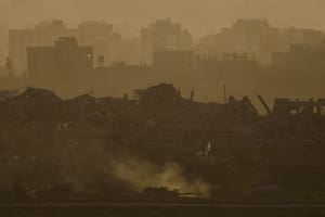 Un tanque del ejército israelí avanza por la Franja de Gaza, visto desde el sur de Israel, el 5 de marzo de 2024. (AP Foto/Leo Correa)