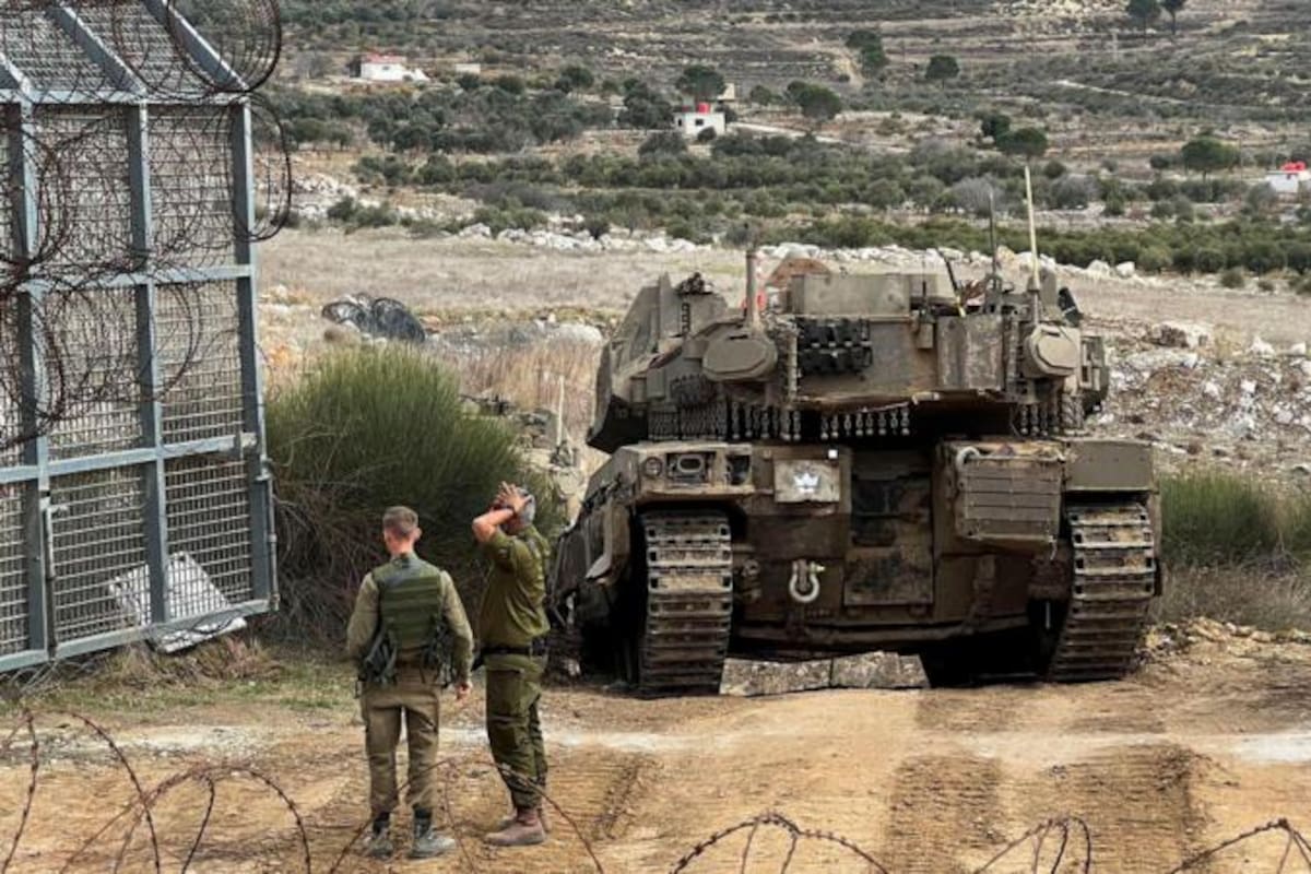 Un tanque israelí cruza la línea de alto el fuego entre Siria y los Altos del Golán ocupados por Israel