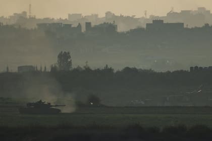 Un tanque israelí en la Franja de Gaza este martes 16, visto desde el sur de Israel (AP Photo/Leo Correa)