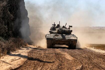 Un tanque israelí, en la frontera con la Franja de Gaza. (Menahem KAHANA / AFP)