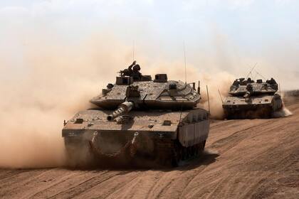 Un tanque israelí en un operativo en el sur del país, en la frontera con la Franja de Gaza, este viernes 13 de octubre. (Menahem KAHANA / AFP)