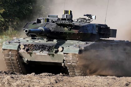 Un tanque Leopard 2, armamento que según se informó Alemania entregará a Ucrania