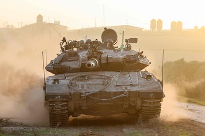 Un tanque militar israelí avanza cerca de la frontera con la Franja de Gaza el 3 de diciembre de 2023, en medio de continuas batallas entre Israel y el grupo militante Hamas