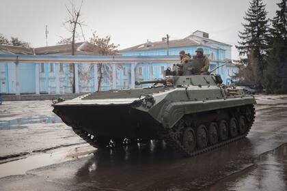 Un tanque militar ucraniano en la región de Donetsk, el 27 de febrero; Rusia no le reconoce a Ucrania la independencia que el país declaró con el 90% de los votos de la ciudadanía a favor y que los ucranianos celebran cada 24 de agosto