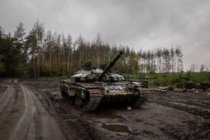 Un tanque ruso abandonado en Izium, en el este de Ucrania. (Nicole Tung/The New York Times)