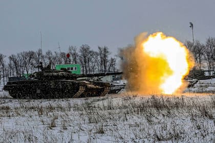 Un tanque ruso dispara en un ejercicio militar en la región de Leningrado. (Russian Defense Ministry Press Service via AP)