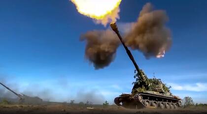 Un tanque ruso dispara hacia posiciones ucranianas en un lugar no revelado