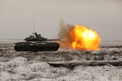 Un tanque ruso T-72B3 dispara mientras las tropas participan en simulacros en el campo de tiro de Kadamovskiy en la región de Rostov, en el sur de Rusia, el 12 de enero de 2022. El fracaso de las reuniones diplomáticas de la semana pasada para resolver las crecientes tensiones sobre Ucrania ha colocado a Rusia, EEUU y sus aliados europeos en un territorio inexplorado tras la Guerra Fría. (Foto AP)