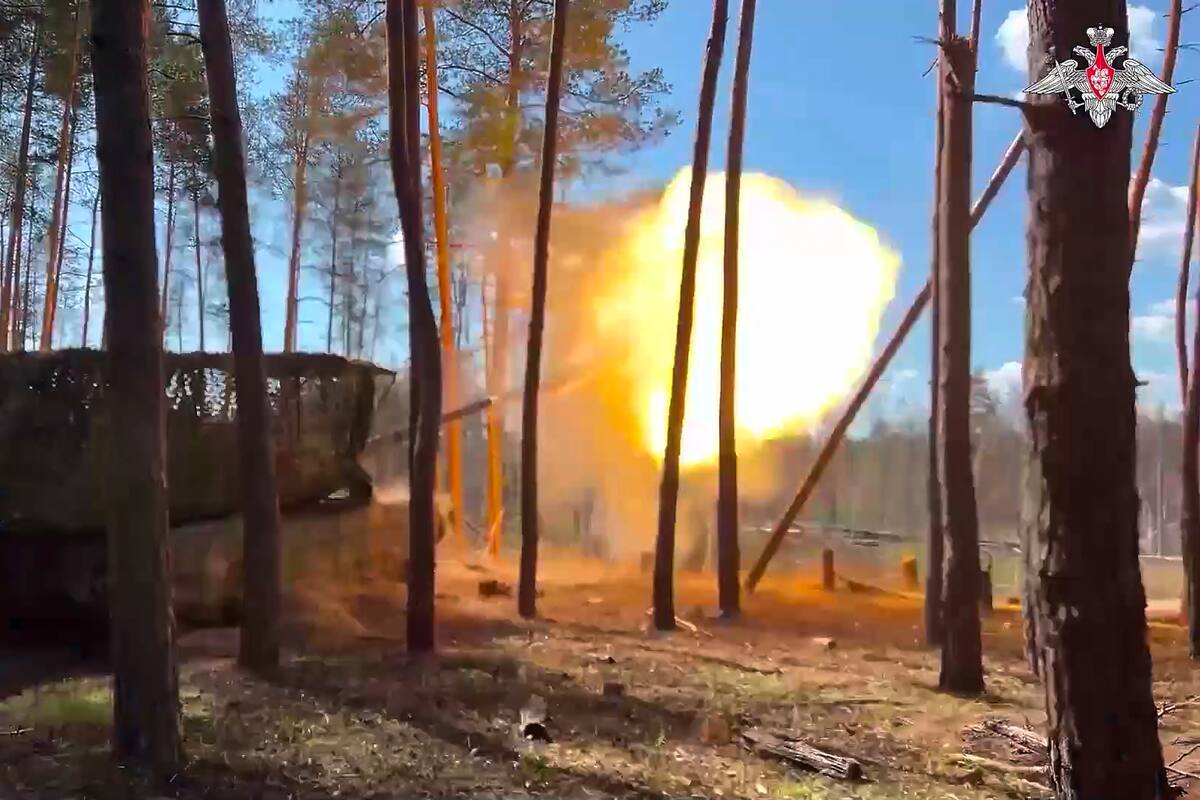 Un tanque ruso T-90 dispara contra fuerzas ucranianas el lunes 9 de junio de 2025