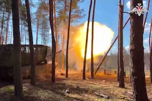 Un tanque ruso T-90 dispara contra fuerzas ucranianas el lunes 9 de junio de 2025