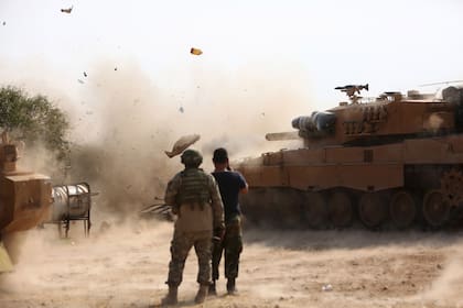 Un tanque turco dispara hacia los sirios