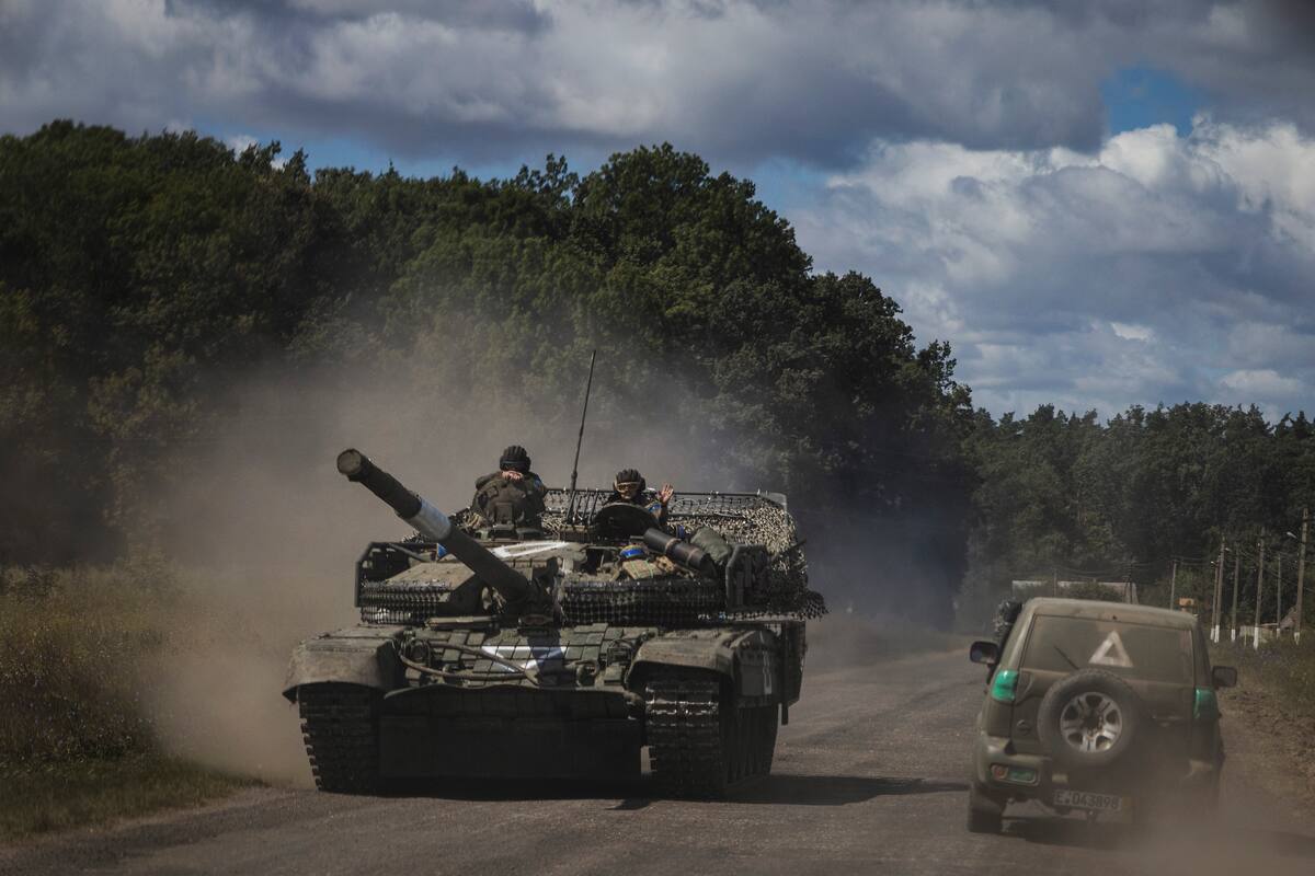 Un tanque ucraniano avanza cerca de la frontera rusa en Sumy, Ucrania. (David Guttenfelder/The New York Times)