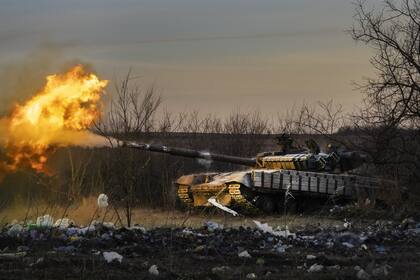 Un tanque ucraniano dispara contra una posición rusa en Chasiv Yar, en la región de Donetsk. (AP/Efrem Lukatsky)
