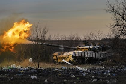 Un tanque ucraniano dispara contra una posición rusa en Chasiv Yar, en la región de Donetsk. (AP/Efrem Lukatsky)