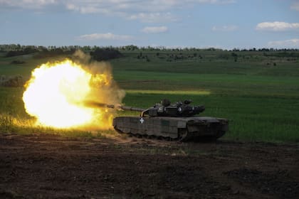 Un tanque ucraniano dispara en Chasiv Yar, lugar de feroces batallas con las fuerzas rusas, Ucrania, el miércoles 7 de junio de 2023