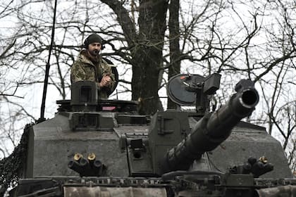 Un tanque ucraniano en una zona cerca al frente de batalla en el sur del país. (Genya SAVILOV / AFP)