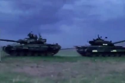 Un tanque ucraniano se lleva a otro ruso modelo T-90A