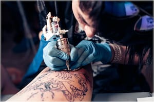 Un tatuador publicó una oferta de trabajo que finalmente perseguía otra intención