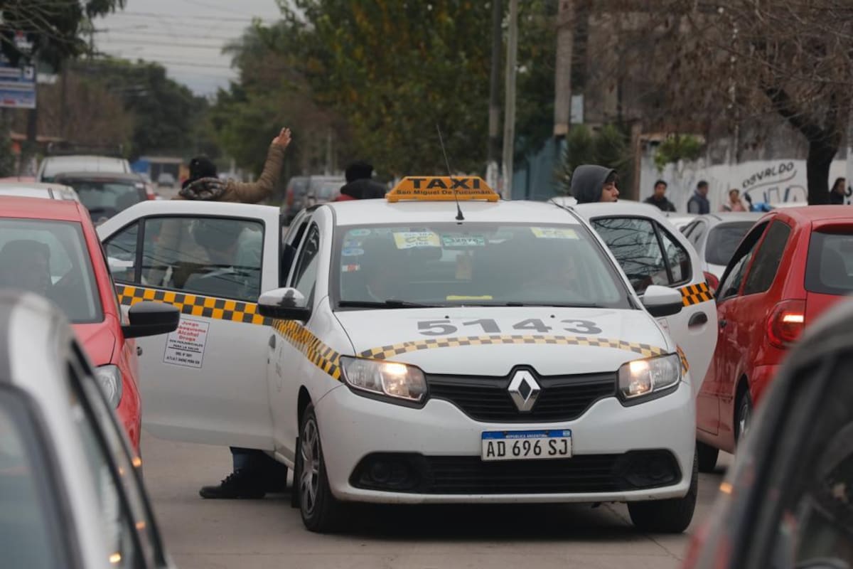 Un taxi numerado e identificado con la "CC", del puntero peronista Cacho Cortalezzi, deja votantes en la escuela Alfredo Cosson, en San Miguel de Tucumán