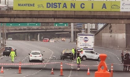 Un taxi, un camión y cuatro autos particulares involucrados en el siniestro vial