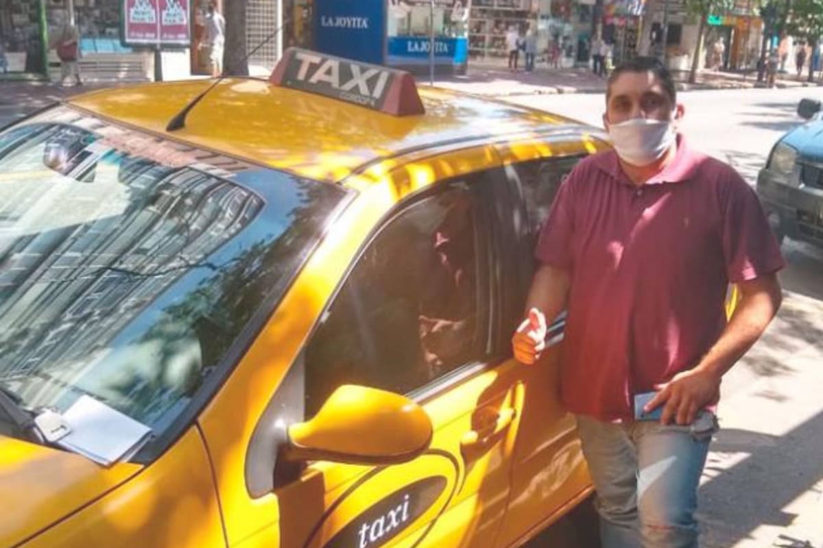 Un taxista cordobés recogió un pasajero que se olvidó un maletín con $500.000 y los devolvió. Además, con la recompensa se hizo un asado