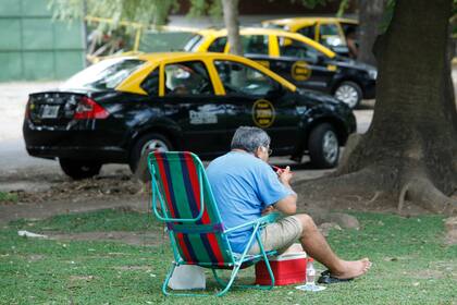 Un taxista equipado con reposera y heladerita