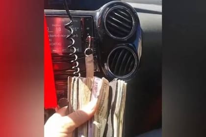Un taxista llamó a cobrar en dólares, le advirtieron que lo sancionarían y se arrepintió
