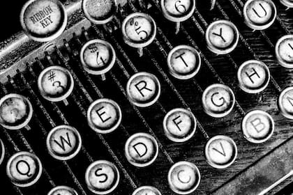 Un teclado de máquina de escribir antigua