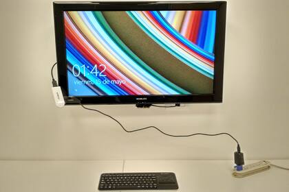 Un teclado inalámbrico con touchpad integrado es el complemento ideal para facilitar el proceso de configuración de la PCBOX Heit