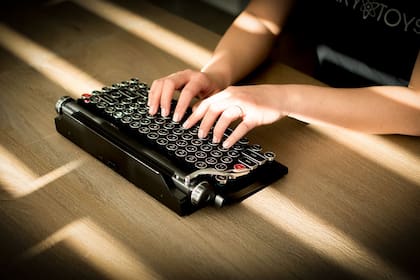 Un teclado inalámbrico de la firma Qwerky: imita el de una máquina de escribir, pero es para computadoras